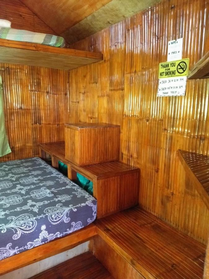 Titanic'S Nipa Hut Vandrehjem Moalboal Eksteriør billede